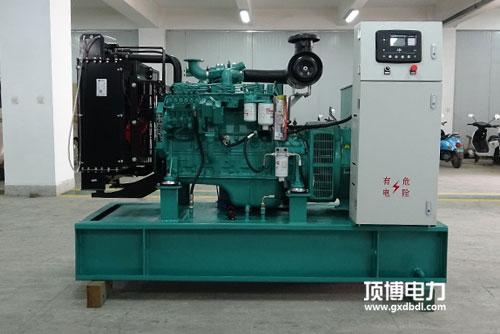 一臺750kW柴油發(fā)電機組工作小于100h，起動排氣管有大量白煙