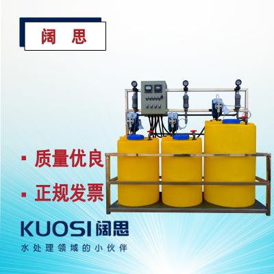 加藥裝置是以計(jì)量泵為主要投加設(shè)備、將溶藥箱、攪拌器、液位計(jì)、安全閥、止回閥、壓力表、過濾器、緩沖器、管路、閥門、底座、扶梯、自動監(jiān)視系統(tǒng)、電力控制系統(tǒng)等按工藝流程需要組裝在一個公共平臺上，形成一個模塊，即所謂的撬裝式組合式單元（簡稱“撬體”）。按需要將定量的藥劑放入攪拌溶液箱內(nèi)進(jìn)行攪拌溶解，溶解完畢后再通過計(jì)量泵送至投加點(diǎn)的工作過程，加藥量的大小可自由任意調(diào)節(jié)，以滿足不同加藥量的場所