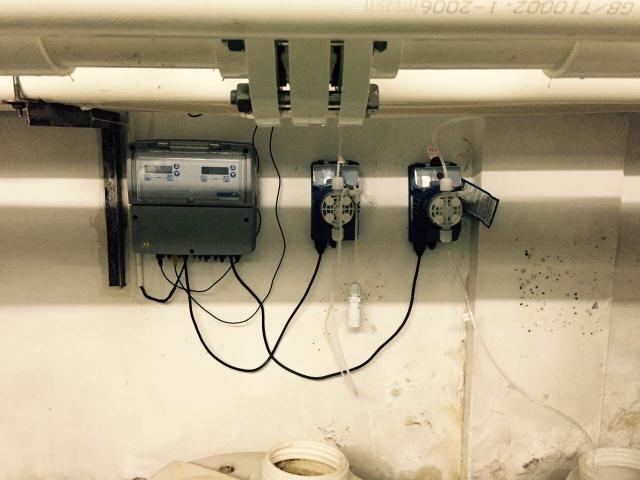 PH測試儀，ORP測試儀，余氯測試儀，濁度測量儀，溫度等測量參數(shù)顯示儀表  三臺或者四臺加藥計量泵可選，投加絮凝劑計量泵， 加酸計量泵，加氯計量泵和除藻劑加藥泵